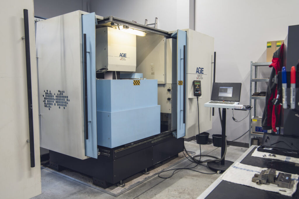 mmt mould machining technoloigy konstrukcja form obróbka metali formy wtryskowe park maszynowy narzędzia maszyny detale